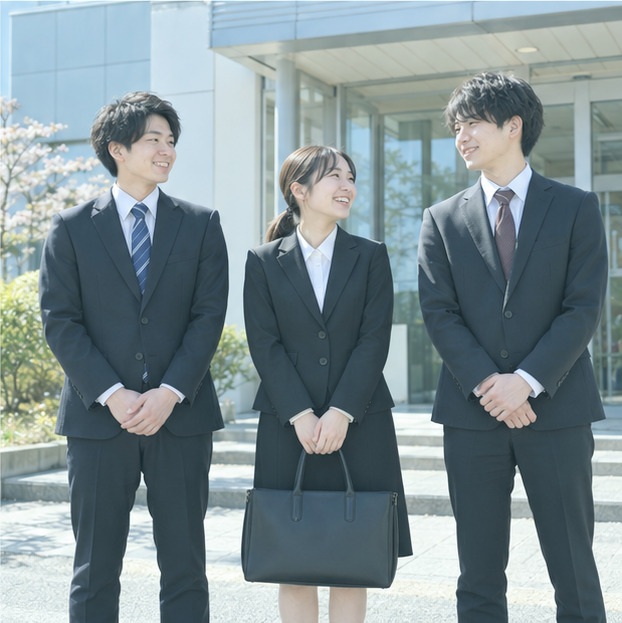 入社式の日に会社の前に並ぶ新入社員